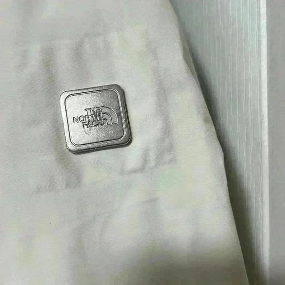 The  North Face Woman’s White Jacket/Parka - Picture 7 of 10